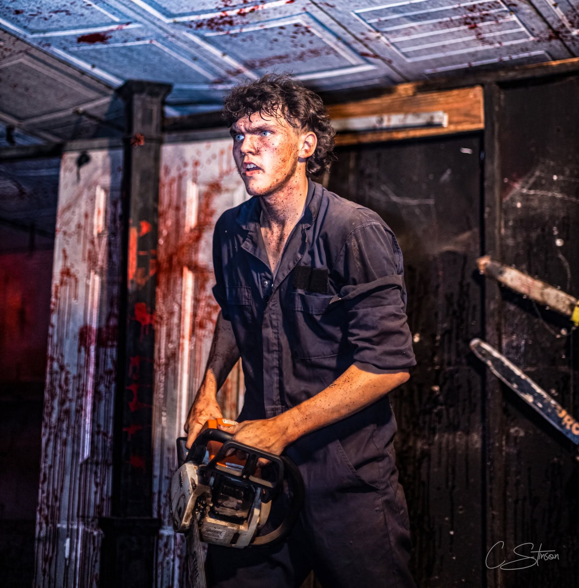 Creepy Hollow Woods chainsaw actor inside a scare scene